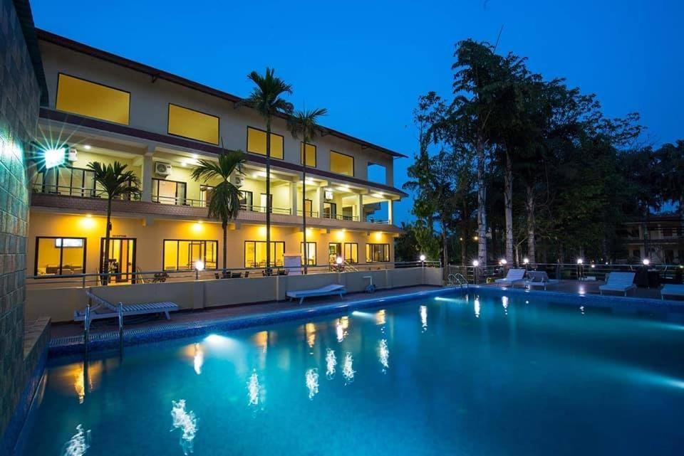 Hotel Rainforest Sauraha Dış mekan fotoğraf