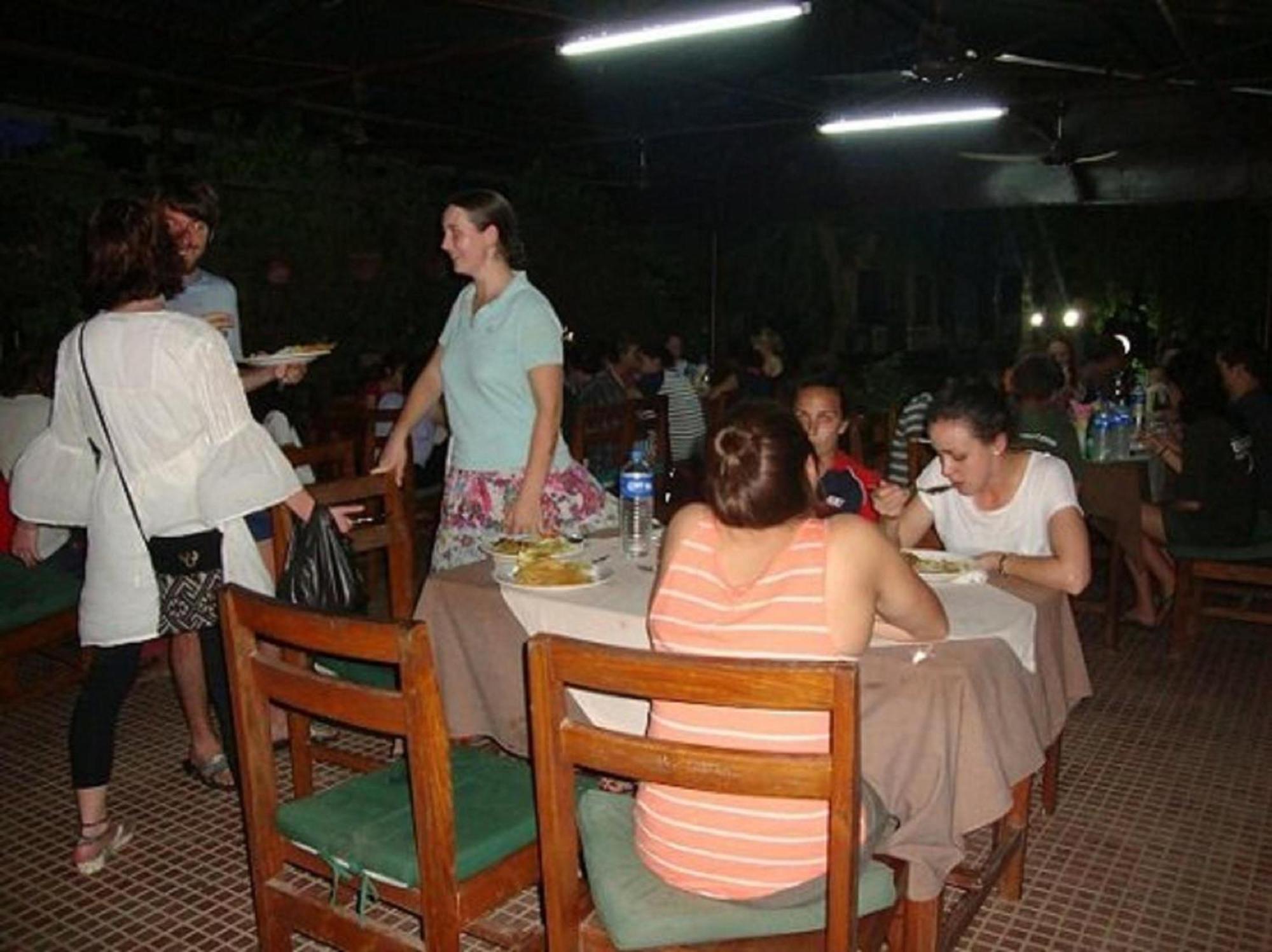 Hotel Rainforest Sauraha Dış mekan fotoğraf