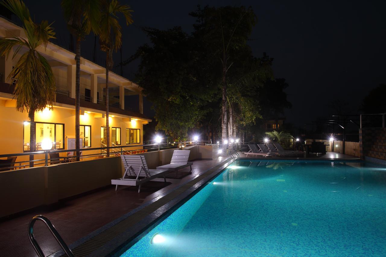Hotel Rainforest Sauraha Dış mekan fotoğraf