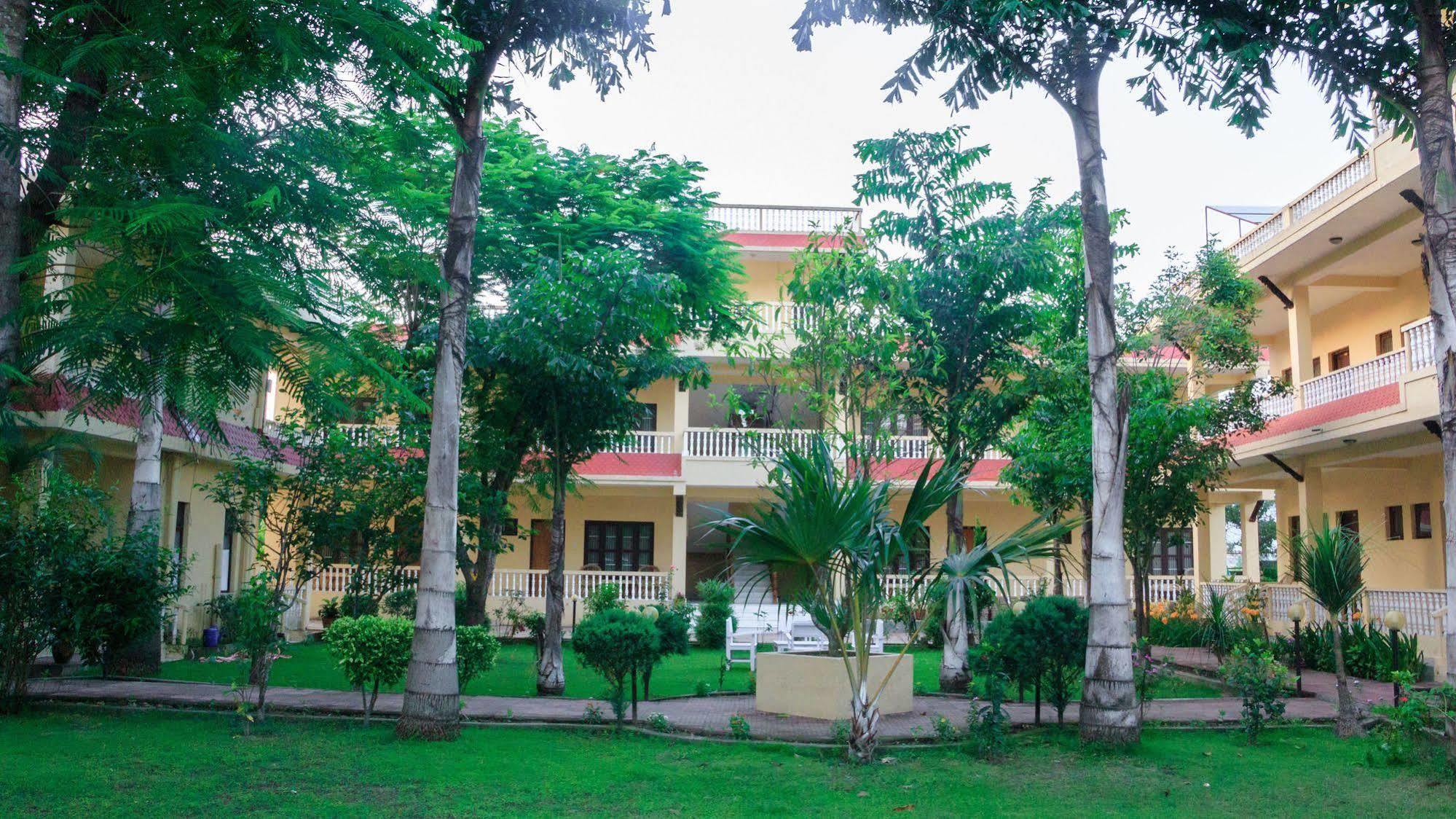 Hotel Rainforest Sauraha Dış mekan fotoğraf