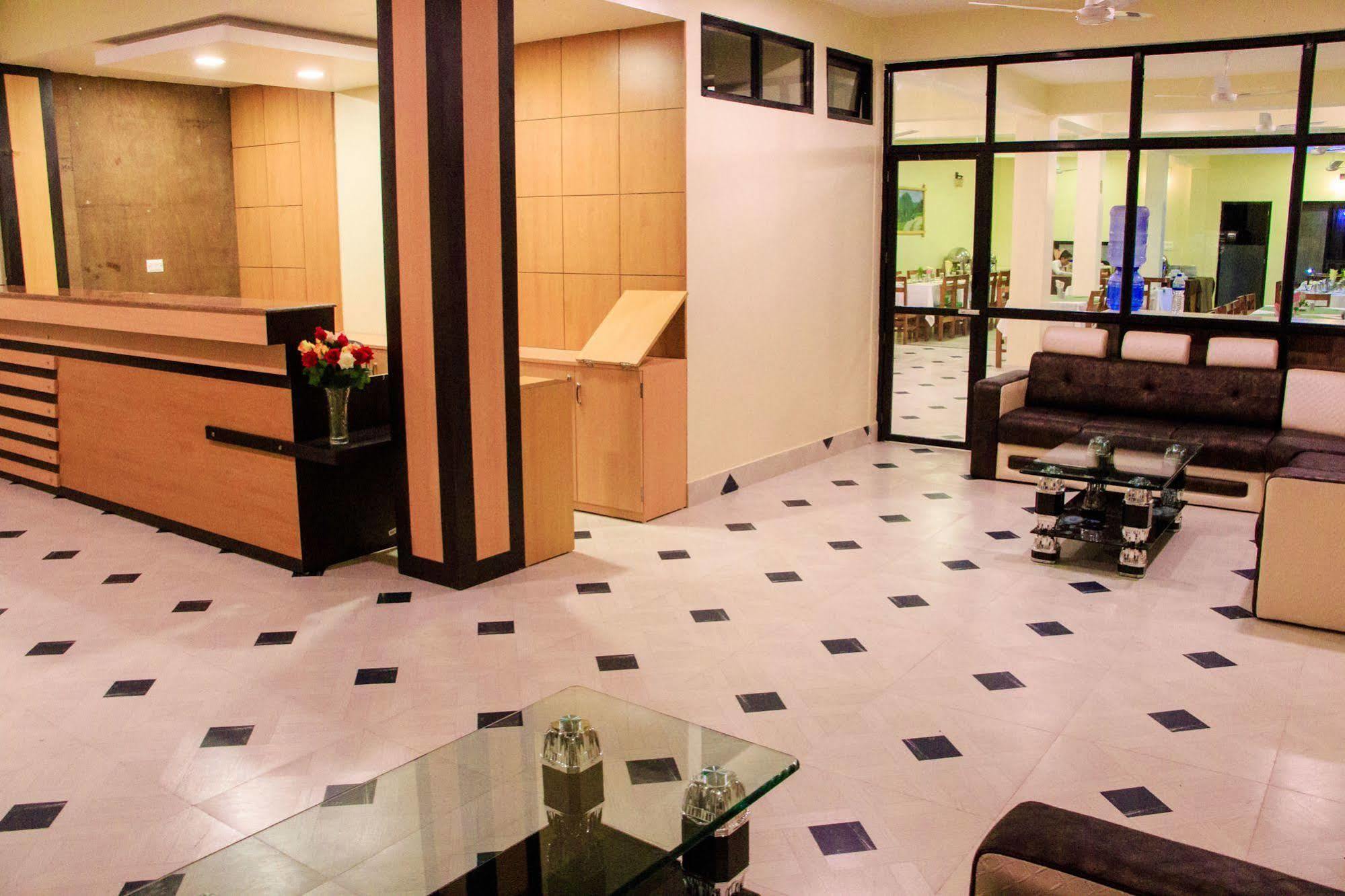 Hotel Rainforest Sauraha Dış mekan fotoğraf