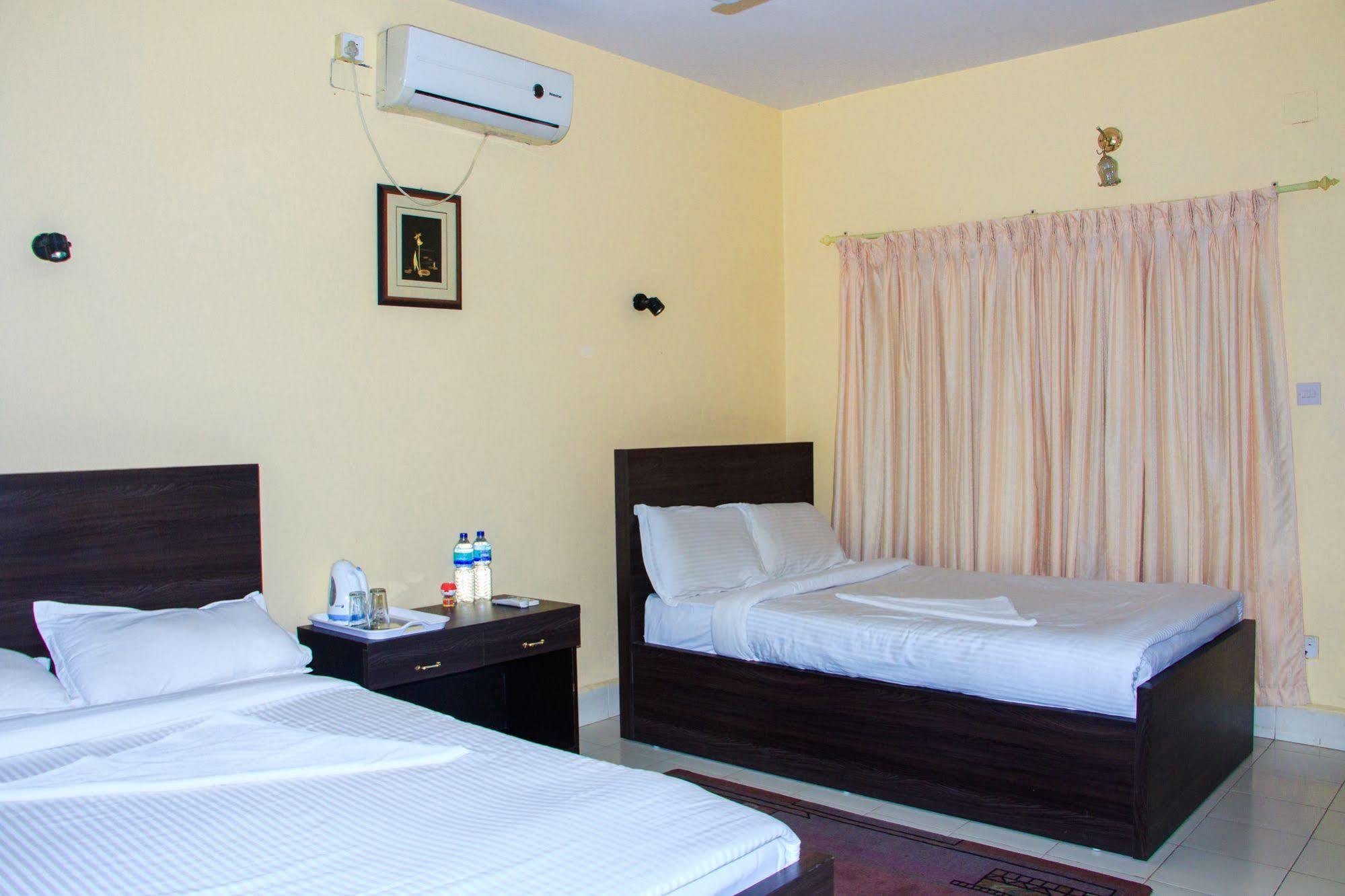 Hotel Rainforest Sauraha Dış mekan fotoğraf