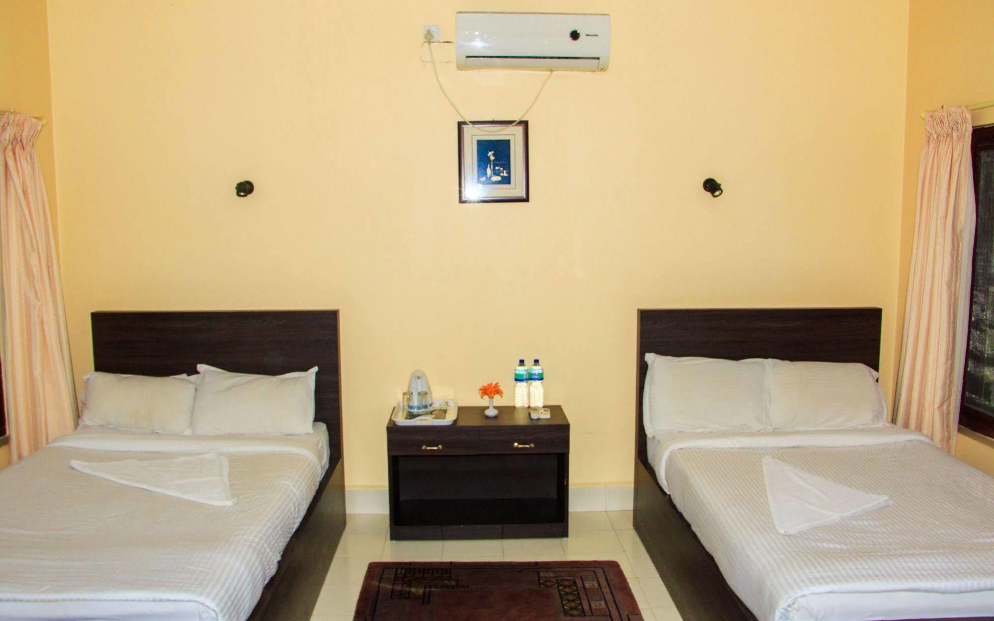 Hotel Rainforest Sauraha Dış mekan fotoğraf