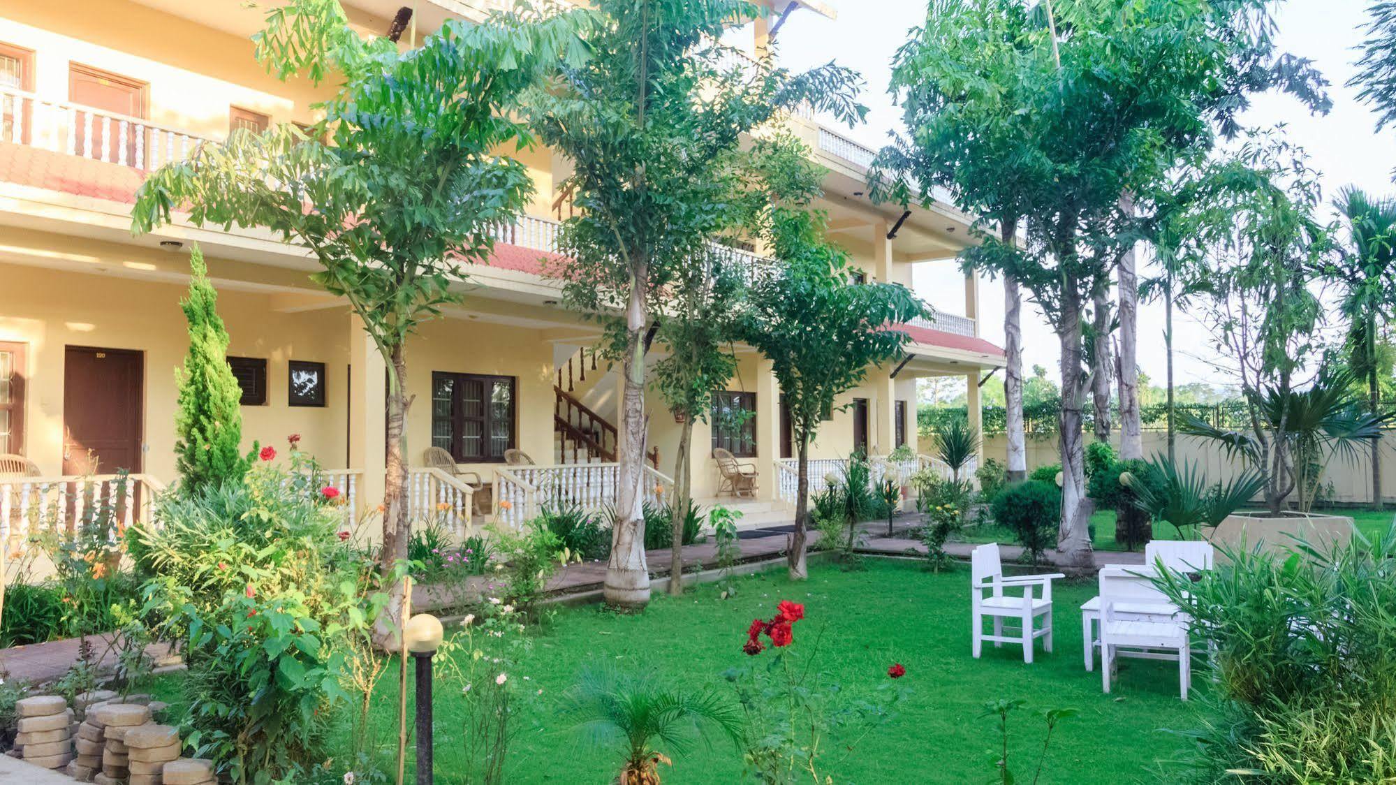 Hotel Rainforest Sauraha Dış mekan fotoğraf
