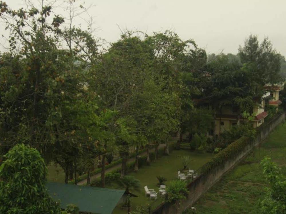 Hotel Rainforest Sauraha Dış mekan fotoğraf