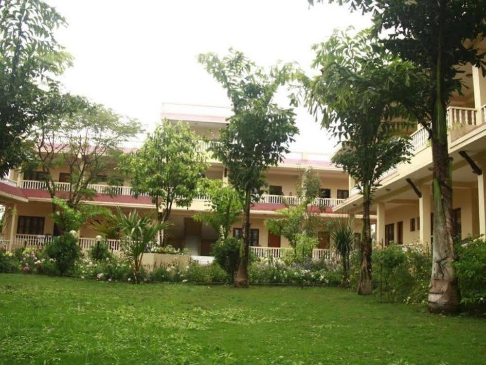 Hotel Rainforest Sauraha Dış mekan fotoğraf