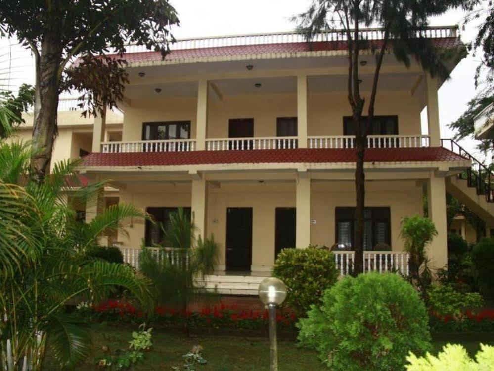 Hotel Rainforest Sauraha Dış mekan fotoğraf