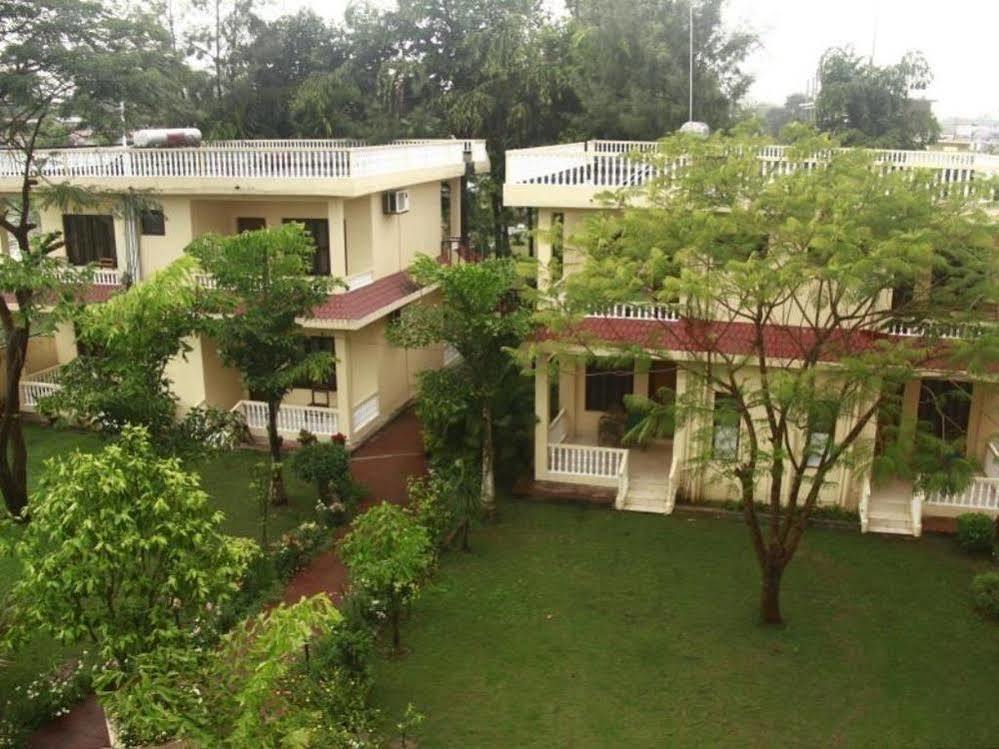 Hotel Rainforest Sauraha Dış mekan fotoğraf
