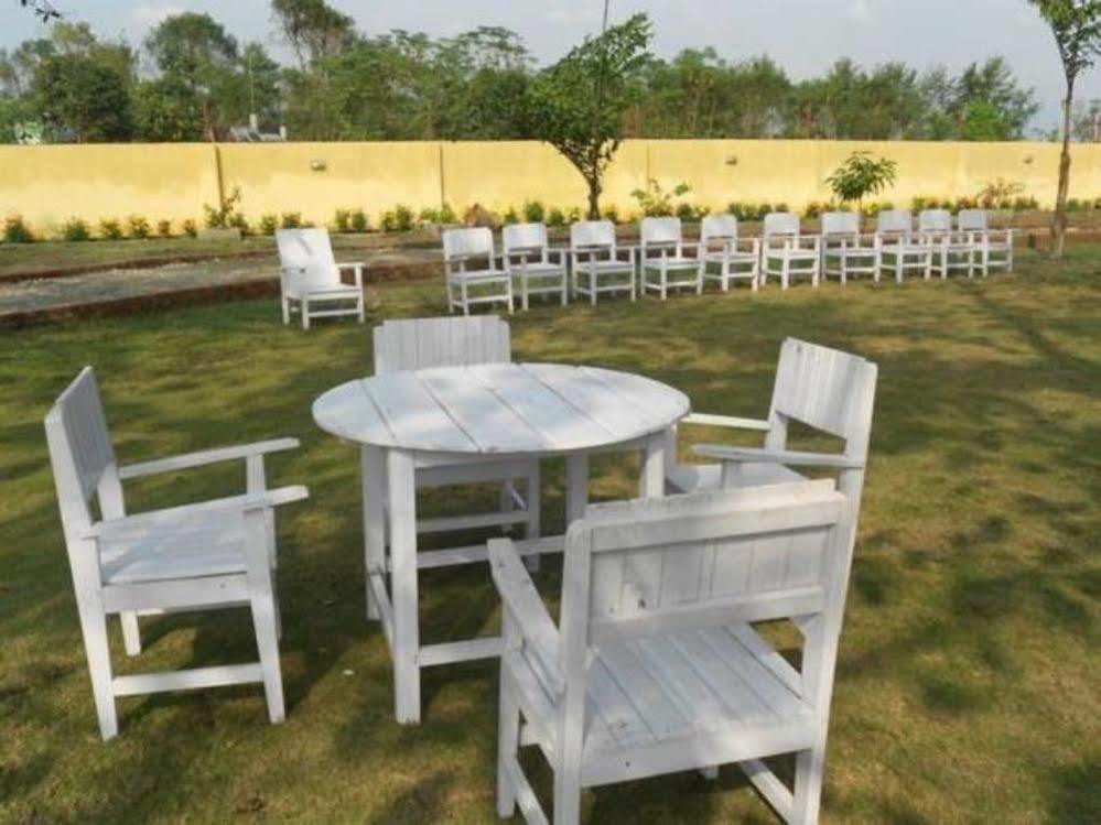 Hotel Rainforest Sauraha Dış mekan fotoğraf