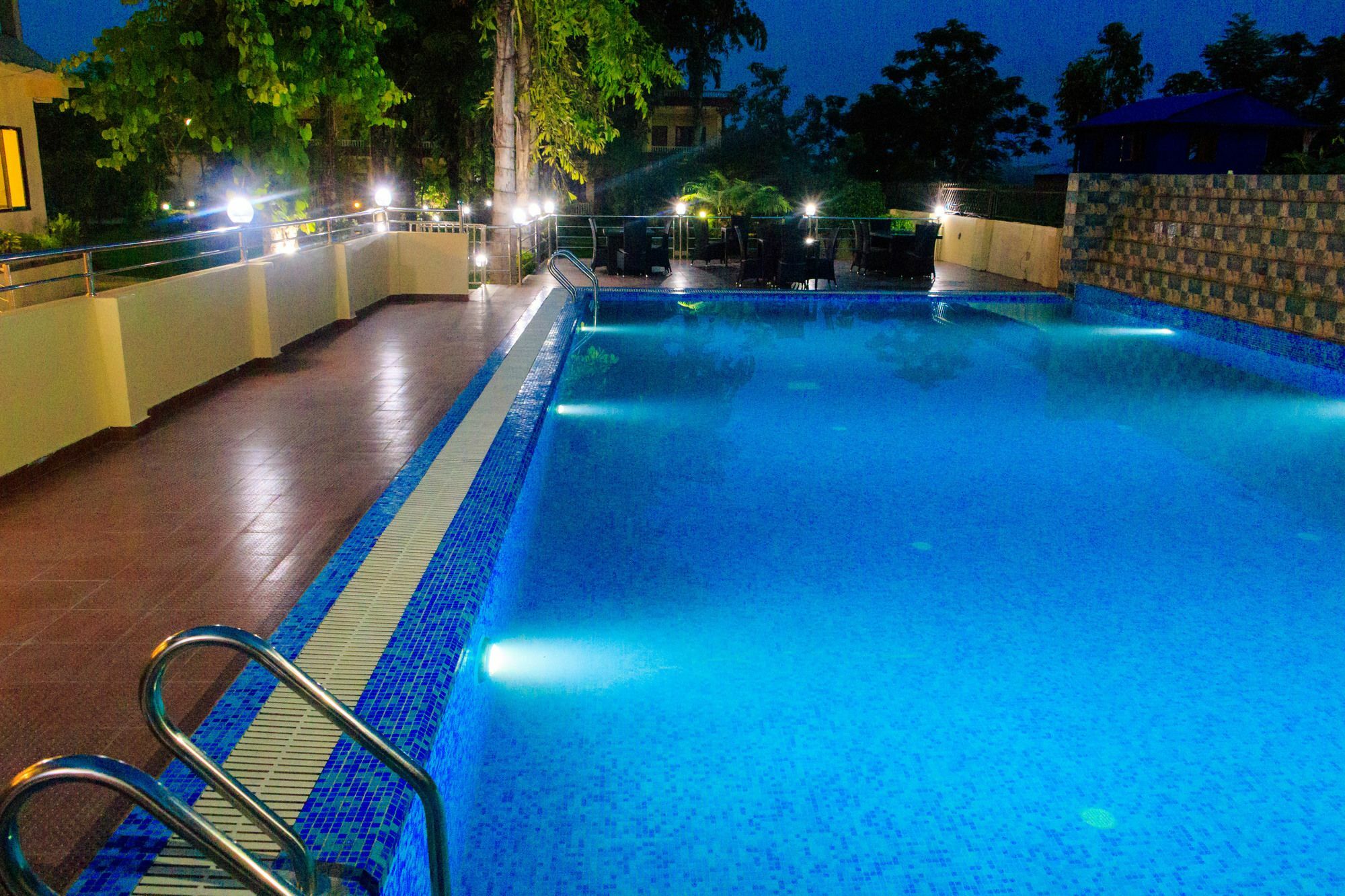 Hotel Rainforest Sauraha Dış mekan fotoğraf